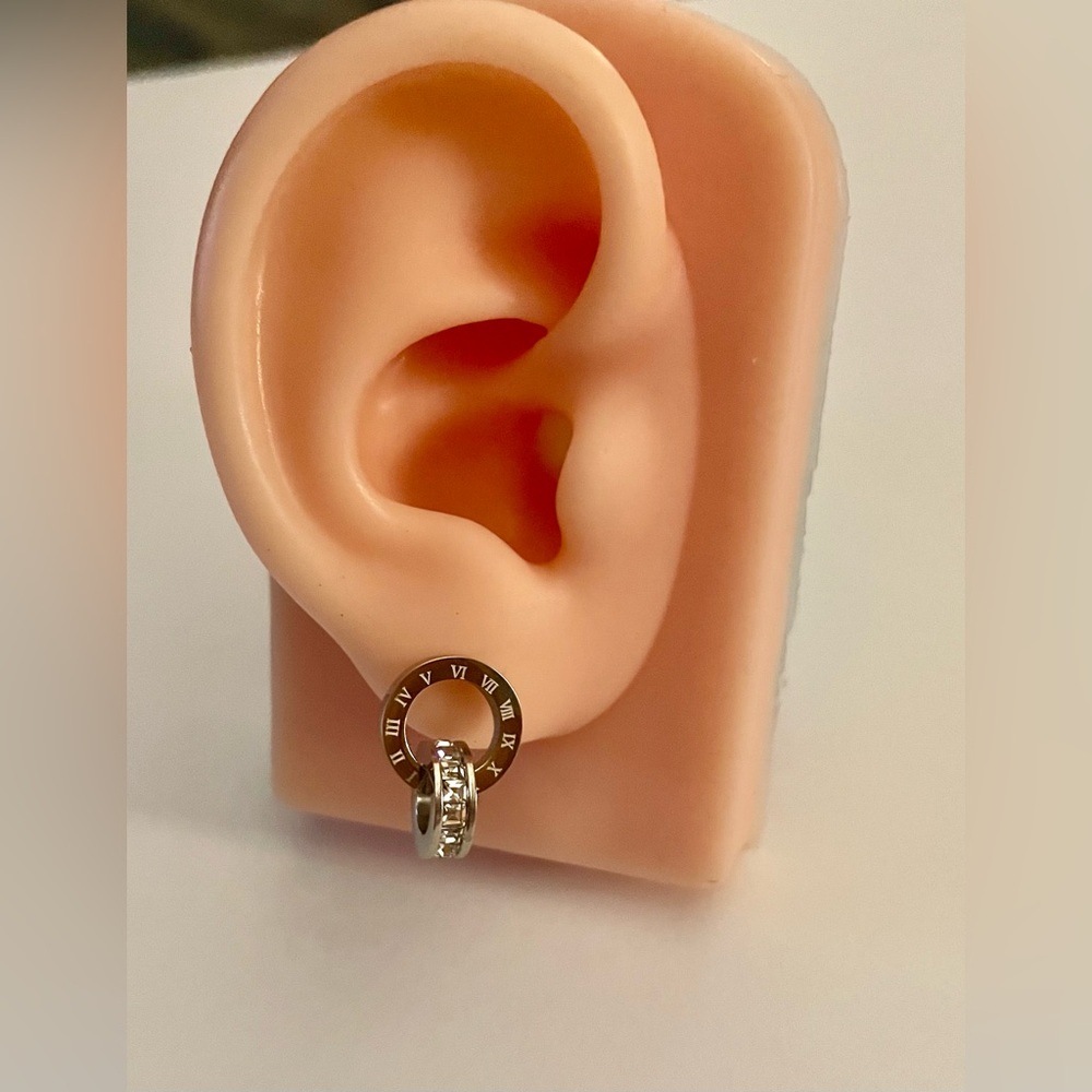 💠 316 Surgical Steel SILVER Roman Numeral/Rhinestone Hoop Earrings NWT - Picture 1 of 6